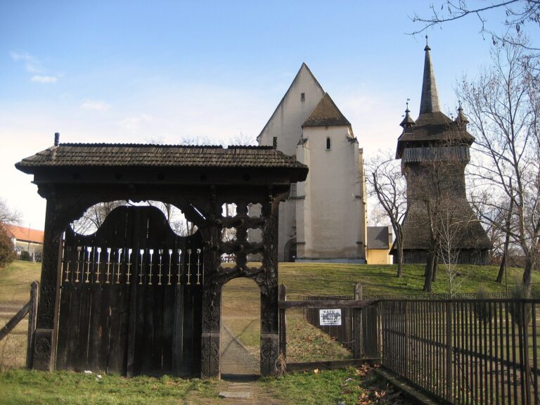 Nyírbátor (Ungaria): biserica reformată și clopotnița de lemn, fotografia 3