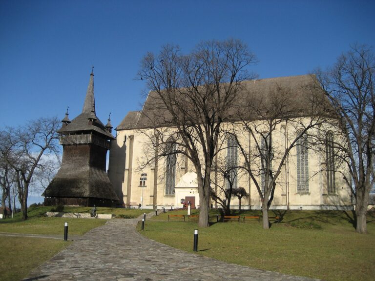 Nyírbátor (Ungaria): biserica reformată și clopotnița de lemn, fotografia 2
