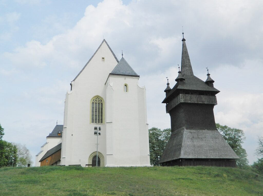 Nyírbátor (Ungaria): biserica reformată și clopotnița de lemn